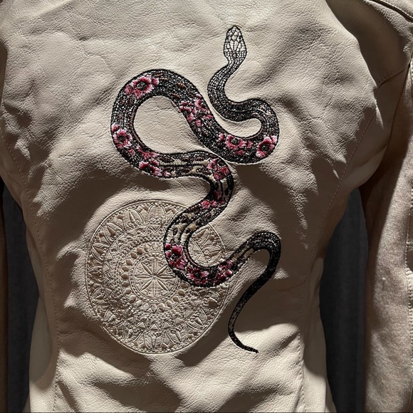 Desigual Cream Color Women’s Biker Jacket size 38 With Design in Back - Picture 6 of 16